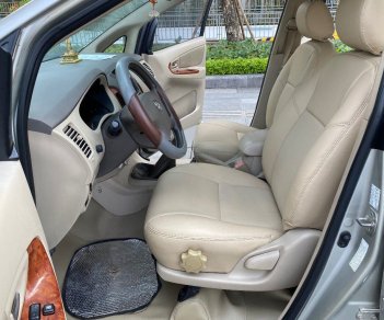 Toyota Innova 2009 - Bán Toyota Innova 2.0G năm sản xuất 2009, màu bạc xe gia đình