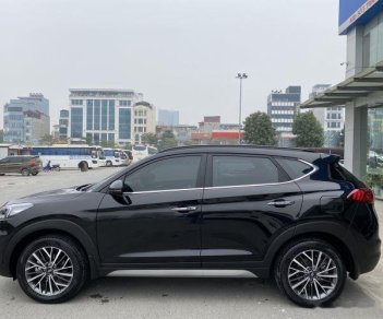 Hyundai Tucson 2020 - Cần bán lại xe Hyundai Tucson 2.0AT năm 2020, màu đen như mới, 848tr