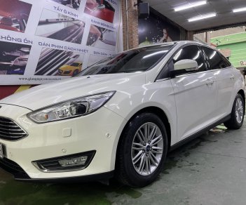 Ford Focus 2018 - Cần bán gấp Ford Focus  1.5L Ecoboost Titanium năm sản xuất 2018, màu trắng chính chủ, giá 600tr