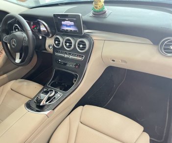 Mercedes-Benz C200 2018 - Cần bán Mercedes C200 năm sản xuất 2018, màu đỏ