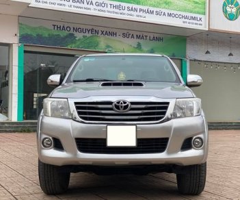 Toyota Hilux 2015 - Cần bán lại xe Toyota Hilux 2.8G 4x4 MT sản xuất năm 2015, màu bạc, số sàn