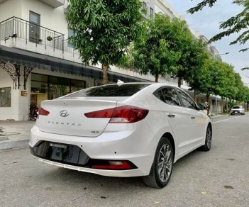 Hyundai Elantra 2019 - Cần bán lại xe Hyundai Elantra 2.0 năm 2019, màu trắng