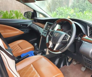 Toyota Innova 2016 - Cần bán lại xe Toyota Innova 2.0E sản xuất năm 2016, màu bạc xe gia đình