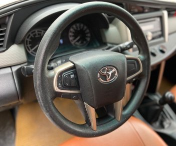 Toyota Innova 2017 - Cần bán Toyota Innova 2.0E sản xuất năm 2017, màu bạc số sàn, giá 470tr