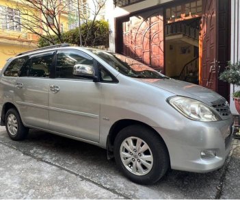 Toyota Innova 2011 - Cần bán gấp Toyota Innova 2.0V năm 2011, màu bạc 