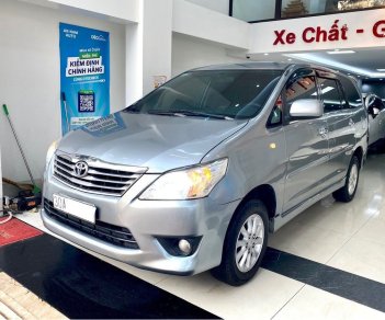 Toyota Innova 2013 - Cần bán lại xe Toyota Innova 2.0E sản xuất 2013, màu bạc xe gia đình, 340tr