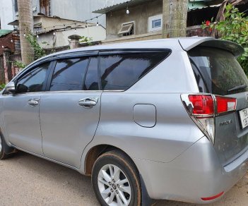 Toyota Innova 2016 - Cần bán lại xe Toyota Innova 2.0E sản xuất năm 2016, màu bạc xe gia đình