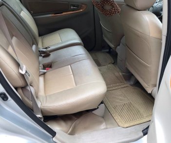 Toyota Innova 2010 - Bán xe Toyota Innova 2.0G sản xuất 2010, màu bạc số sàn