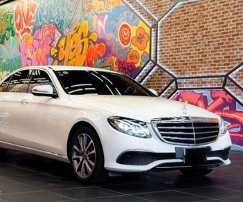 Mercedes-Benz E200 2020 - Bán Mercedes E200 Exclusive năm sản xuất 2020, màu trắng