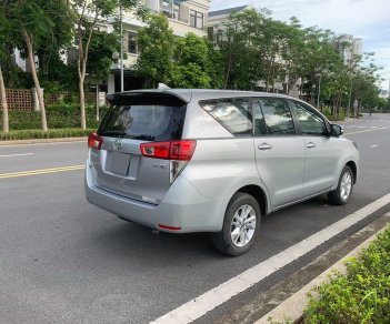 Toyota Innova 2017 - Cần bán Toyota Innova đời 2017, màu bạc