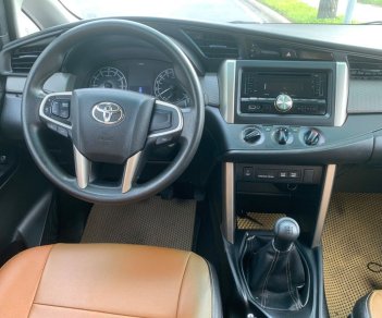 Toyota Innova 2017 - Cần bán Toyota Innova đời 2017, màu bạc