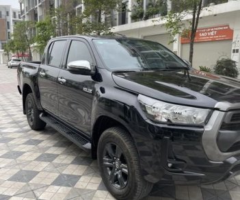 Toyota Hilux 2021 - Cần bán xe Toyota Hilux 2.5E MT 2021, màu đen, giá 735tr