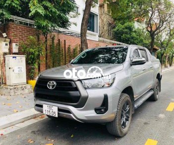 Toyota Hilux 2020 - Bán Toyota Hilux E năm sản xuất 2020, màu bạc còn mới  