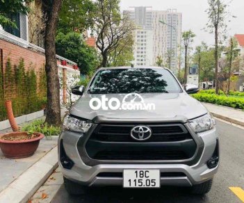 Toyota Hilux 2020 - Bán Toyota Hilux E năm sản xuất 2020, màu bạc còn mới  