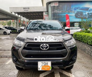 Toyota Hilux 2021 - Bán Toyota Hilux 4x2 AT năm sản xuất 2021, màu đen