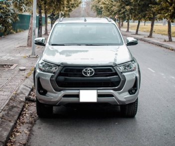 Toyota Hilux 2021 - Cần bán gấp Toyota Hilux 2.4L AT sản xuất 2021, màu bạc, xe nhập