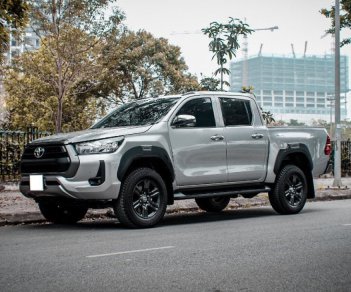 Toyota Hilux 2021 - Cần bán gấp Toyota Hilux 2.4L AT sản xuất 2021, màu bạc, xe nhập