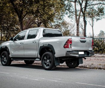 Toyota Hilux 2021 - Cần bán gấp Toyota Hilux 2.4L AT sản xuất 2021, màu bạc, xe nhập