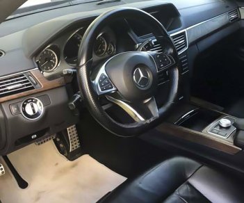 Mercedes-Benz E300 2011 - Màu đen giá hữu nghị