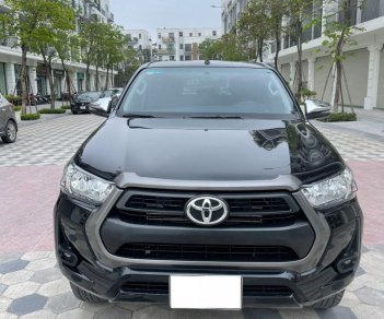 Toyota Hilux 2021 - Bán xe Toyota Hilux 2.4E 4X2 AT 2021, màu đen