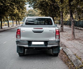 Toyota Hilux 2021 - Cần bán gấp Toyota Hilux 2.4L AT sản xuất 2021, màu bạc, xe nhập