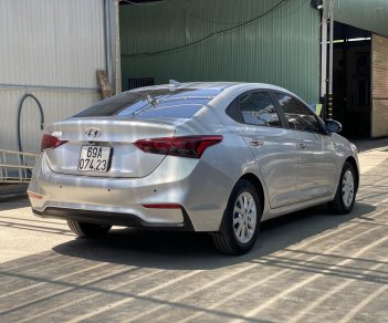 Hyundai Accent 2019 - Cần bán gấp xe Hyundai Accent AT màu bạc, năm sản xuất 2019, cam kết động cơ hộp số nguyên bản nhà sản xuất