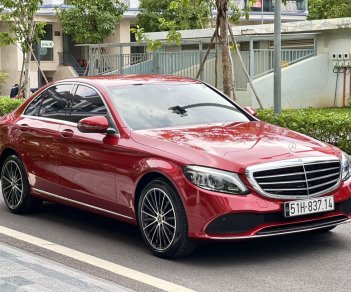 Mercedes-Benz C200 2021 - Xe màu đỏ nổi bật