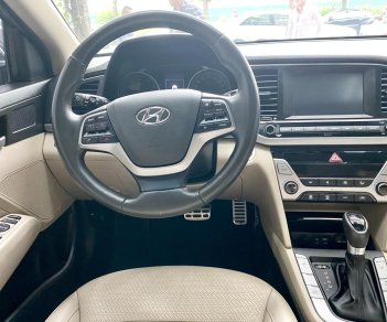 Hyundai Elantra 2018 - Màu đen, 550 triệu