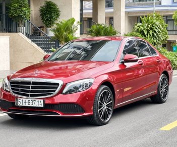 Mercedes-Benz C200 2021 - Xe màu đỏ nổi bật