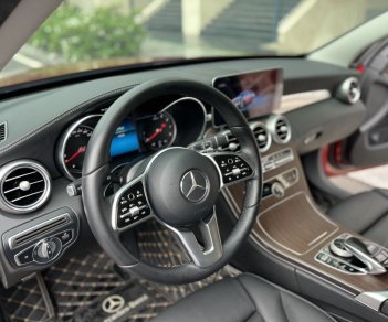 Mercedes-Benz C200 2021 - Xe màu đỏ nổi bật