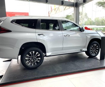 Mitsubishi Pajero Sport 2022 - Giá xe lăn bánh