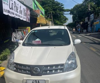 Nissan Livina 2011 - Màu trắng số sàn