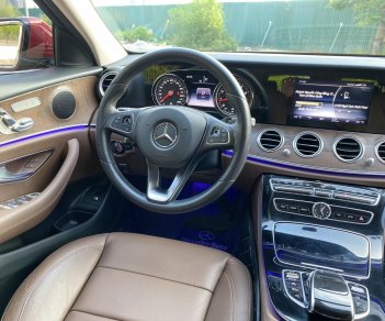 Mercedes-Benz 2017 - Xe màu đỏ