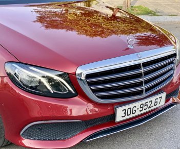 Mercedes-Benz 2017 - Xe màu đỏ