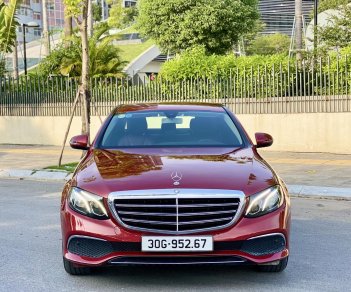 Mercedes-Benz 2017 - Xe màu đỏ