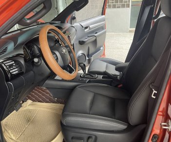 Toyota Hilux 2021 - Xe màu cam