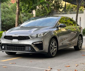 Kia Cerato 2020 - Cần bán gấp xe gia đình giá tốt 610tr