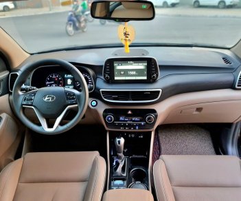 Hyundai Tucson 2020 - Tư nhân chính chủ từ đầu, odo 3v km. Tặng 1 năm thẻ chăm xe miễn phí khi mua xe