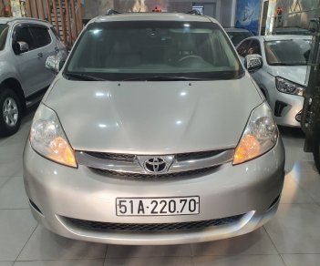 Toyota Sienna 2008 - Màu bạc xe gia đình