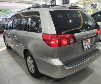 Toyota Sienna 2008 - Màu bạc xe gia đình