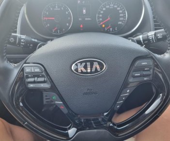 Kia Cerato 2017 - Xe màu đỏ