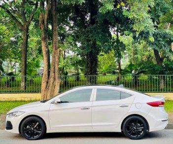 Hyundai Elantra 2016 - Xe màu trắng 