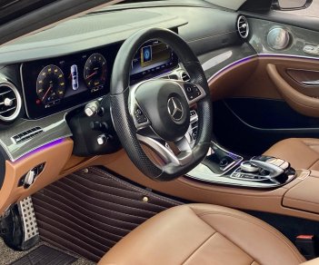 Mercedes-Benz E300 2017 - Màu đen, ghế nâu, siêu đẹp