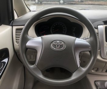 Toyota Innova 2015 - Màu bạc xe gia đình, giá chỉ 413 triệu