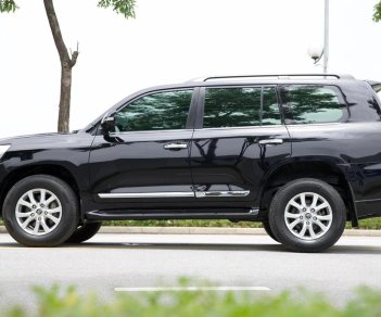 Toyota Land Cruiser 2016 - Xe màu đen, nhập khẩu