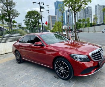 Mercedes-Benz 2020 - Xe màu đỏ