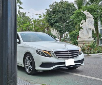 Mercedes-Benz 2018 - Màu trắng, nội thất nâu cực hiếm