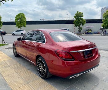 Mercedes-Benz 2020 - Xe màu đỏ