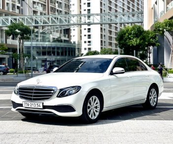 Mercedes-Benz 2016 - Màu trắng, nội thất đen