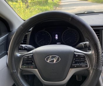 Hyundai Elantra 2017 - Cần bán gấp xe